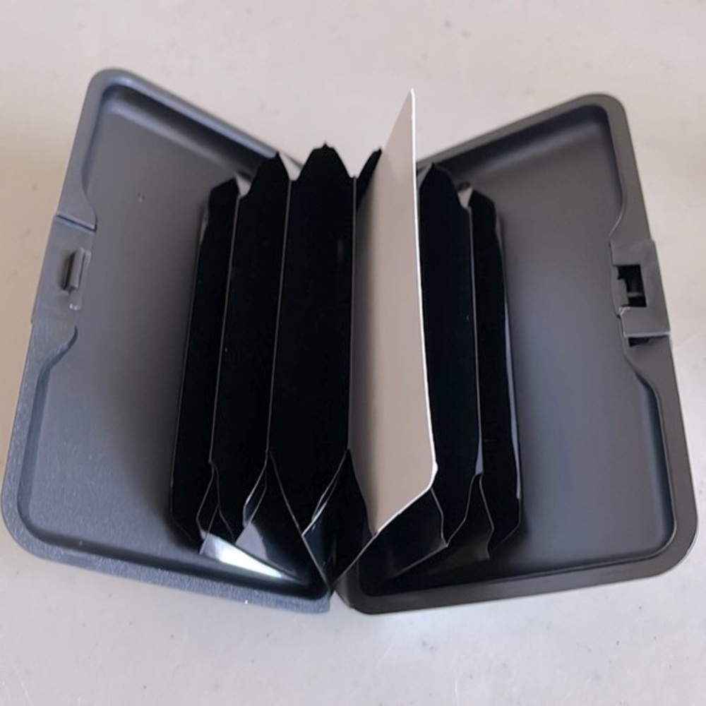 Card holder - Picture 4 of 9